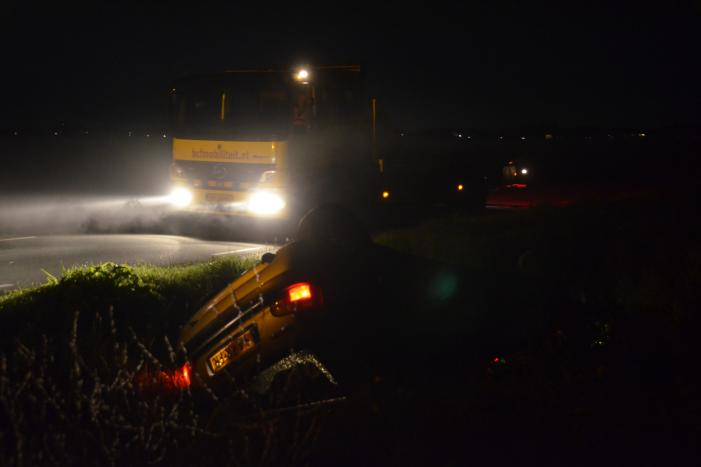 Auto belandt op zijn kop in droge sloot