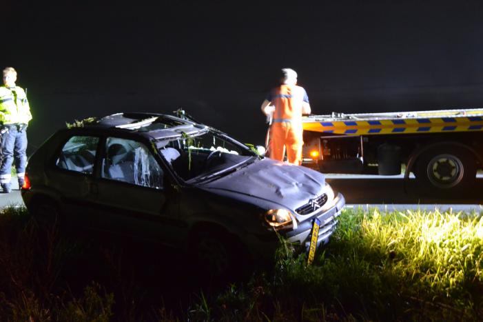 Auto belandt op zijn kop in droge sloot