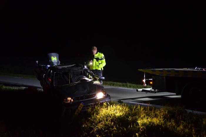 Auto belandt op zijn kop in droge sloot