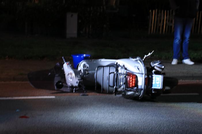 Beschonken bestuurder crasht op kliko en raakt gewond