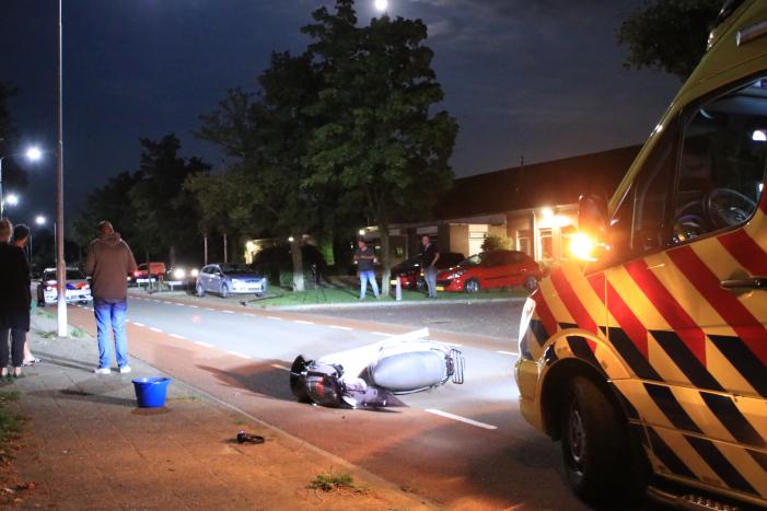 Beschonken bestuurder crasht op kliko en raakt gewond