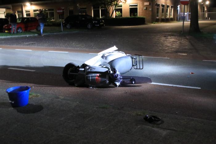 Beschonken bestuurder crasht op kliko en raakt gewond