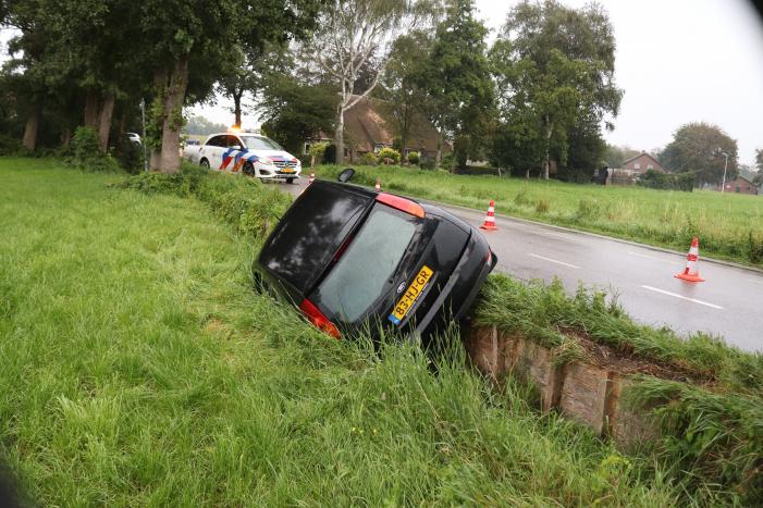 Auto raakt van de weg en belandt in de sloot
