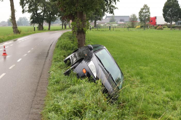 Auto raakt van de weg en belandt in de sloot