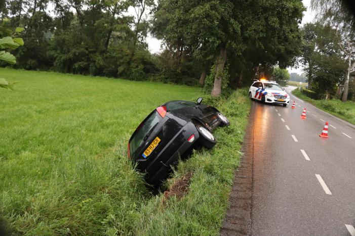 Auto raakt van de weg en belandt in de sloot