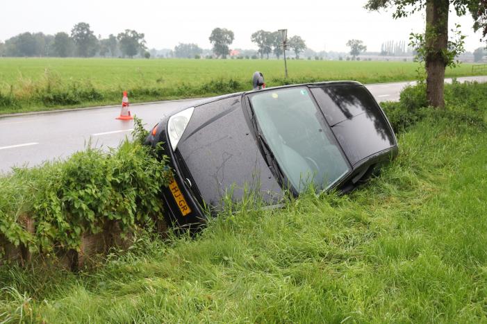 Auto raakt van de weg en belandt in de sloot