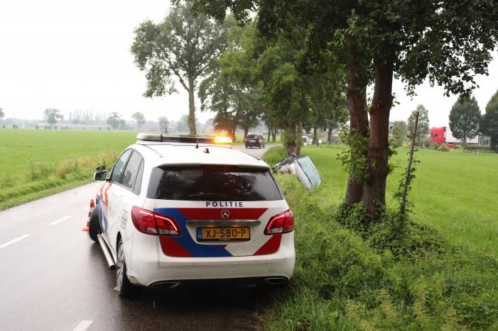 Auto raakt van de weg en belandt in de sloot