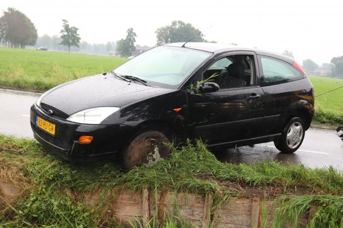 Auto raakt van de weg en belandt in de sloot