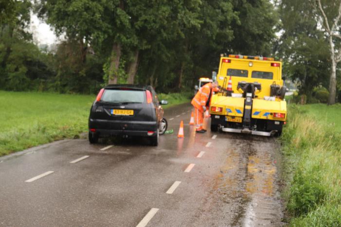 Auto raakt van de weg en belandt in de sloot