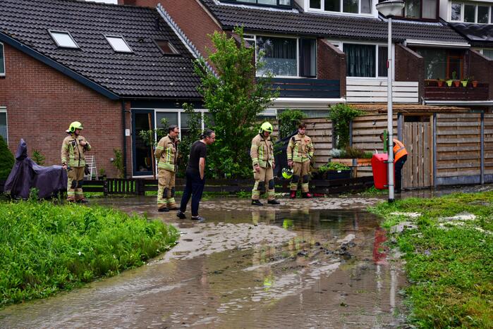 Deel van wijk onder water door kapotte brandkraan