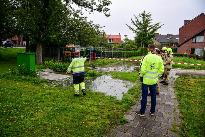 Deel van wijk onder water door kapotte brandkraan