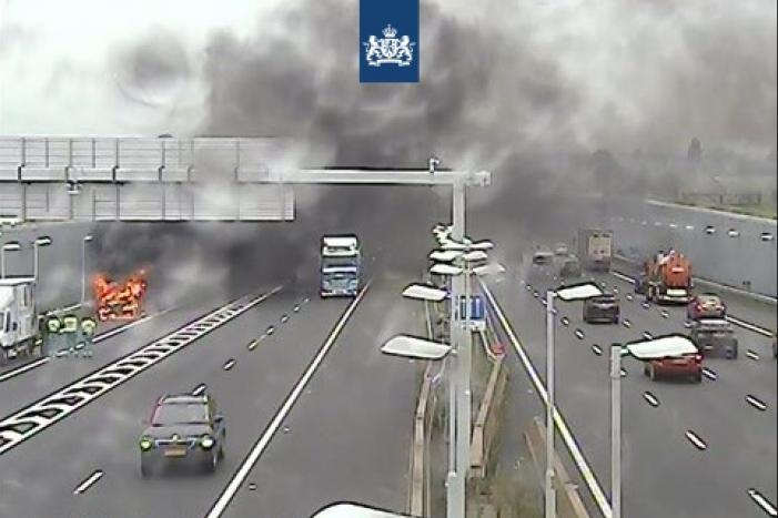 Auto gaat in vlammen op voor Ketheltunnel