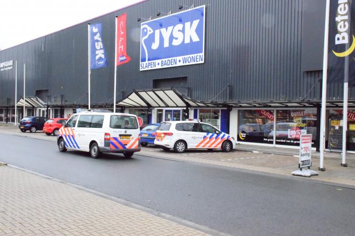Foto-update: #Gouda Politie-invasie na overval op JYSK Kampenringweg Gouda.