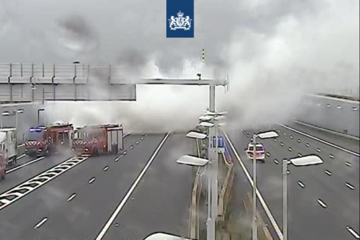 Auto gaat in vlammen op voor Ketheltunnel