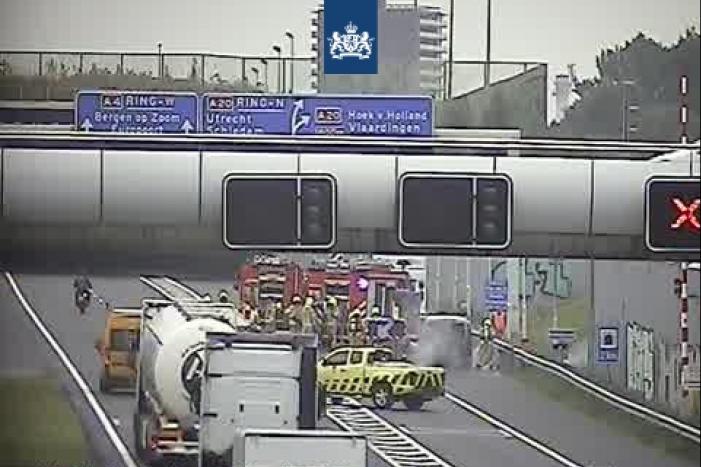 Auto gaat in vlammen op voor Ketheltunnel