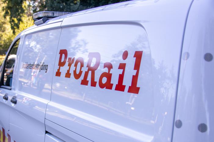 Enorme ravage na crash tussen passagierstrein en vrachtwagen