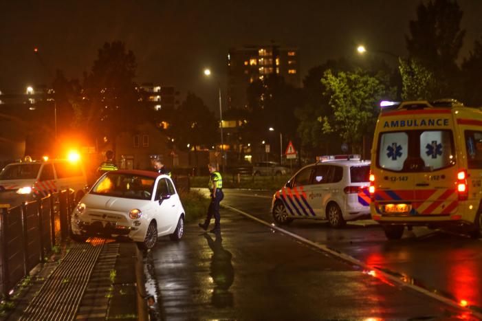 Automobilist verliest macht over het stuur en ramt hek van busbaan