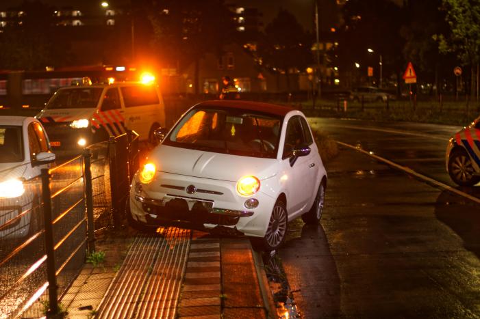 Automobilist verliest macht over het stuur en ramt hek van busbaan