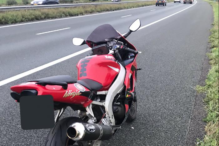 Kawasaki Ninja motor achtergelaten op vluchtstrook A50