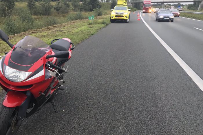 Kawasaki Ninja motor achtergelaten op vluchtstrook A50