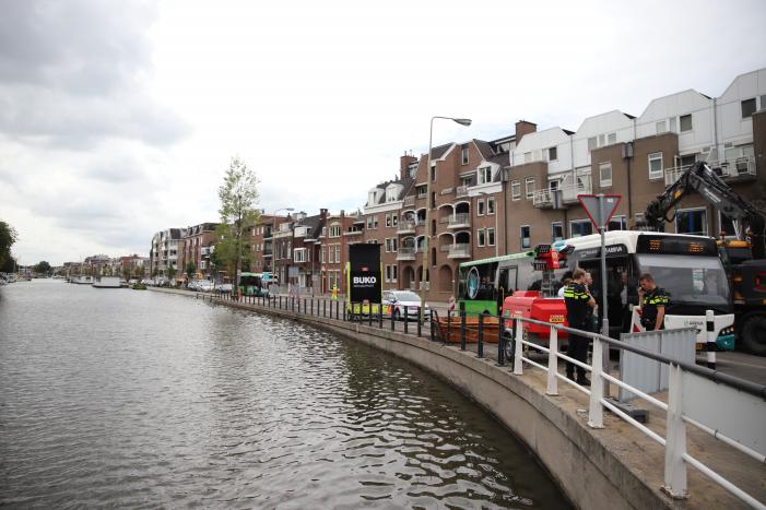 Stadsbus rijdt tegen containerbak