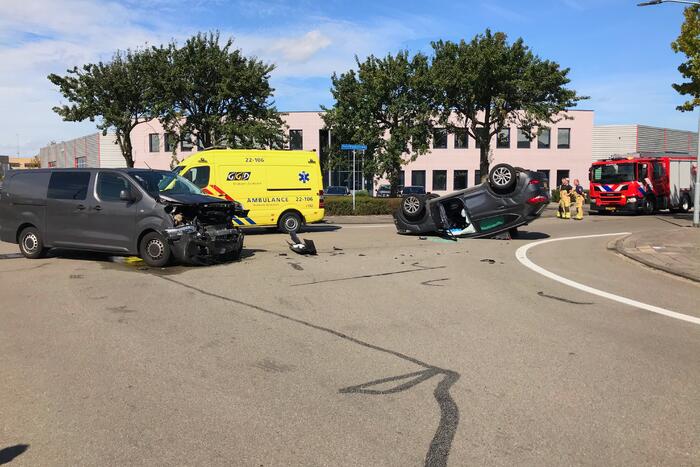 Auto belandt op z'n kop na aanrijding met bestelbus