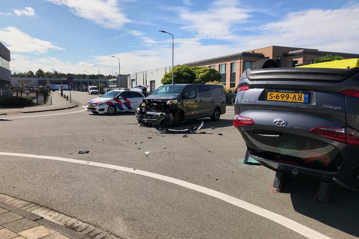 Auto belandt op z'n kop na aanrijding met bestelbus