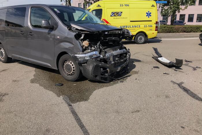 Auto belandt op z'n kop na aanrijding met bestelbus