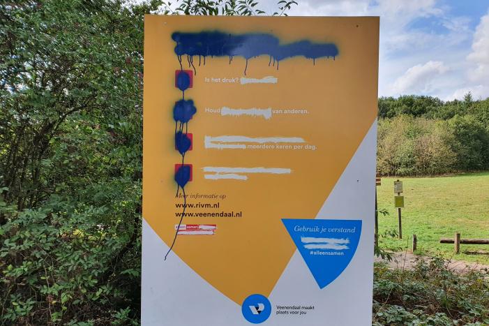 Corona COVID-19 waarschuwingsbord gemolesteerd bij bosrand