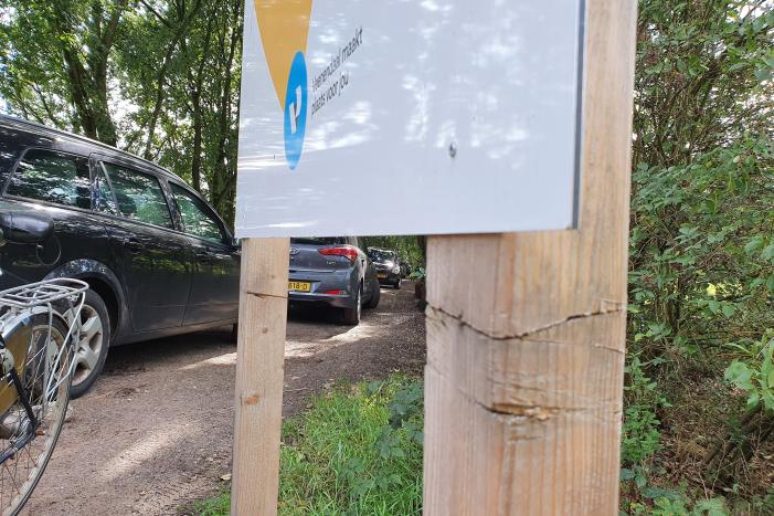 Corona COVID-19 waarschuwingsbord gemolesteerd bij bosrand