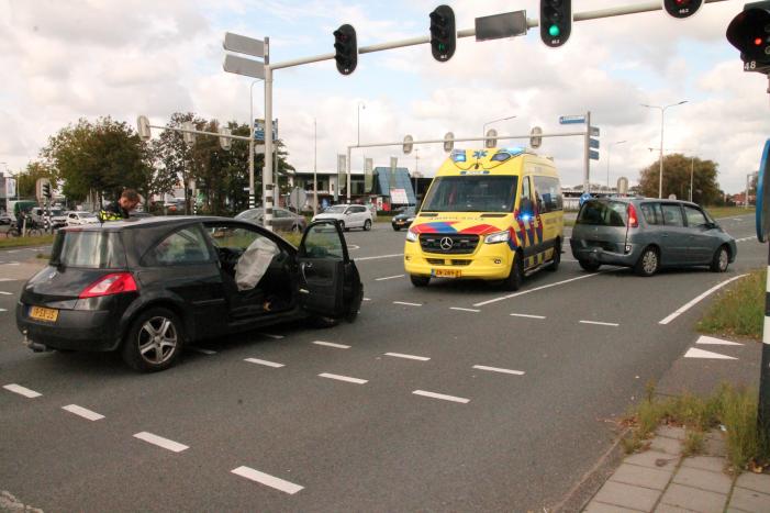 Twee auto's botsen op elkaar voor stoplicht