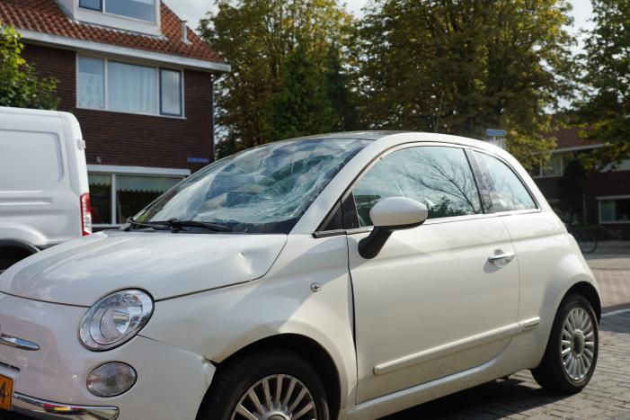 Racefietser geschept door auto en raakt gewond