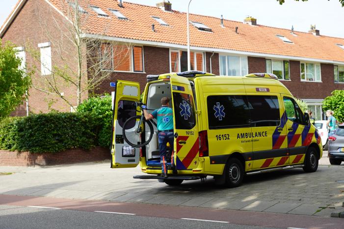 Racefietser geschept door auto en raakt gewond