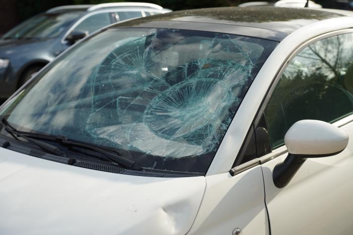 Racefietser geschept door auto en raakt gewond