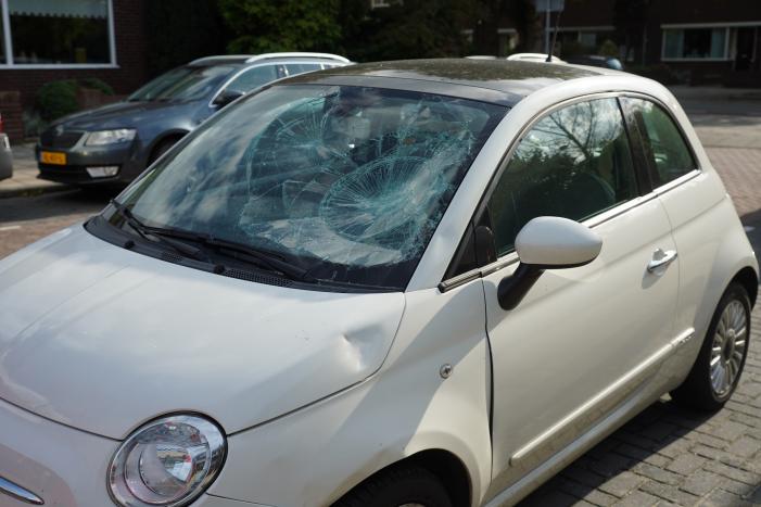 Racefietser geschept door auto en raakt gewond