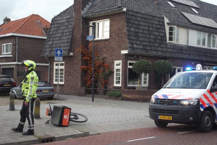 Maaltijdbezorger gaat hard onderuit met fiets