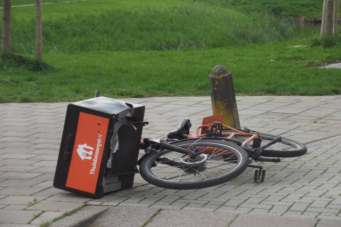 Maaltijdbezorger gaat hard onderuit met fiets