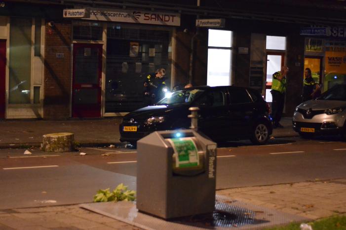 Auto beschoten, meerdere hulzen gevonden