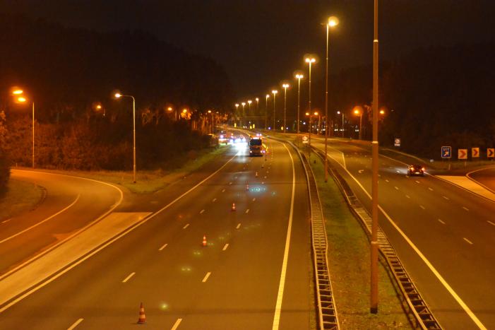 EOD onderzoekt auto met mogelijk explosieven