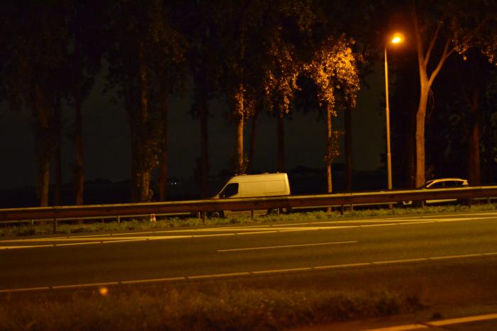 EOD onderzoekt auto met mogelijk explosieven