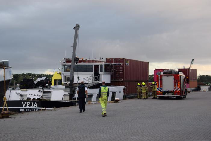 TERNEUZEN - De brandweer is in Terneuzen bezig met het leegpompen van een binnenvaartschip dat water maakt.