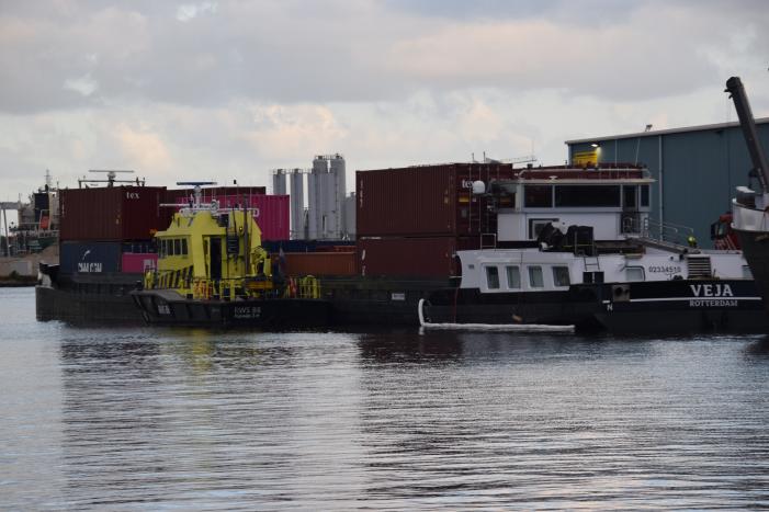 Machinekamer van binnenvaartschip loopt vol water