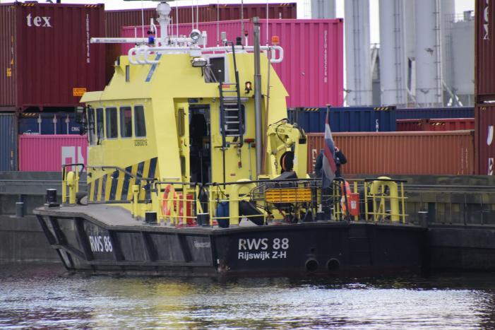 Machinekamer van binnenvaartschip loopt vol water