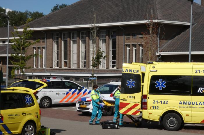 #Velp Steekpartij bij asielzoekerscentrum, verdachte slaat op de vlucht Intendanceplantsoen Velp.