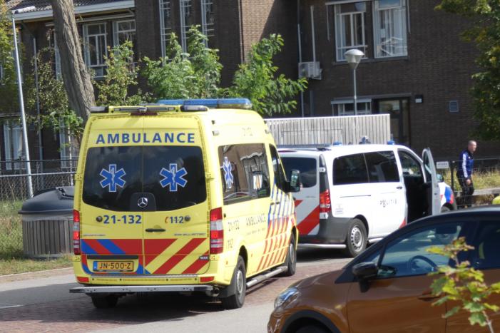 Steekpartij bij asielzoekerscentrum, verdachte slaat op de vlucht