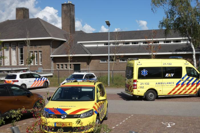 Steekpartij bij asielzoekerscentrum, verdachte slaat op de vlucht