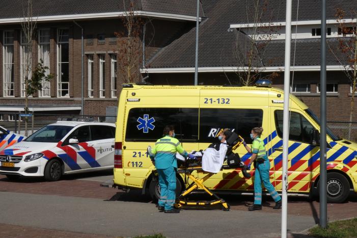 Steekpartij bij asielzoekerscentrum, verdachte slaat op de vlucht