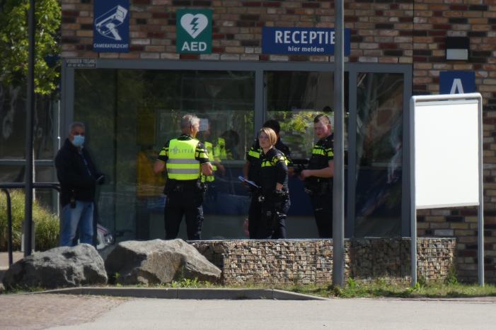 Steekpartij bij asielzoekerscentrum, verdachte slaat op de vlucht