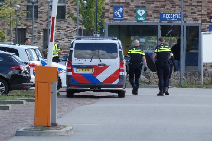 Steekpartij bij asielzoekerscentrum, verdachte slaat op de vlucht