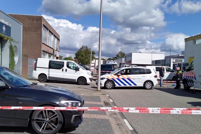 Persoon overleden bij explosie in bedrijfspand, politie doet groot onderzoek